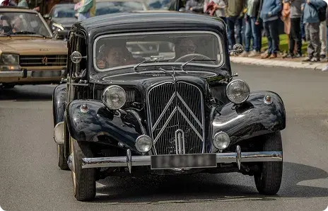 Traction avant de couleur noire